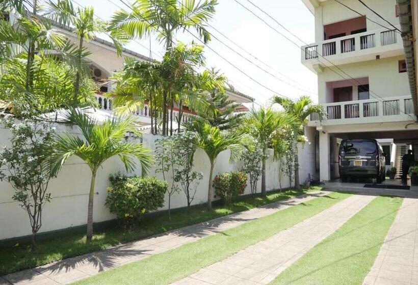 פנסיון Ocean View Tourist Guest House At Negombo Beach