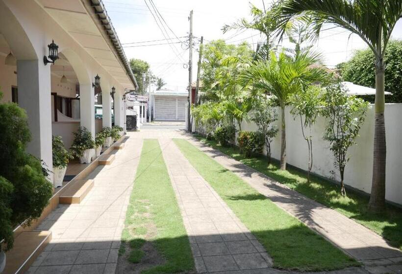 פנסיון Ocean View Tourist Guest House At Negombo Beach