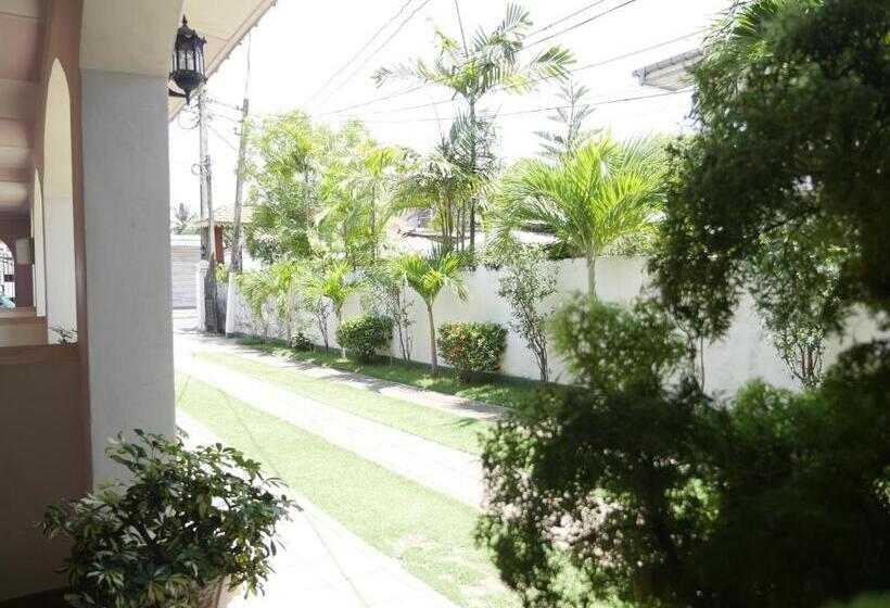 פנסיון Ocean View Tourist Guest House At Negombo Beach