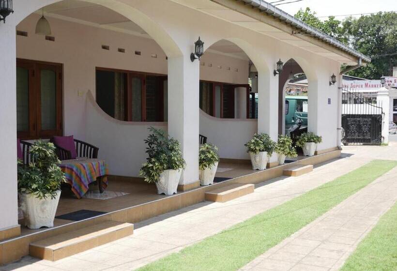 פנסיון Ocean View Tourist Guest House At Negombo Beach