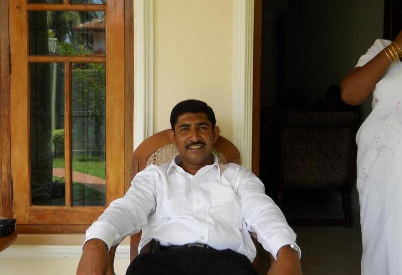 פנסיון Ocean View Tourist Guest House At Negombo Beach