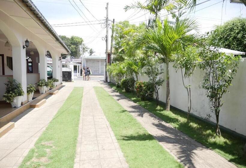 פנסיון Ocean View Tourist Guest House At Negombo Beach