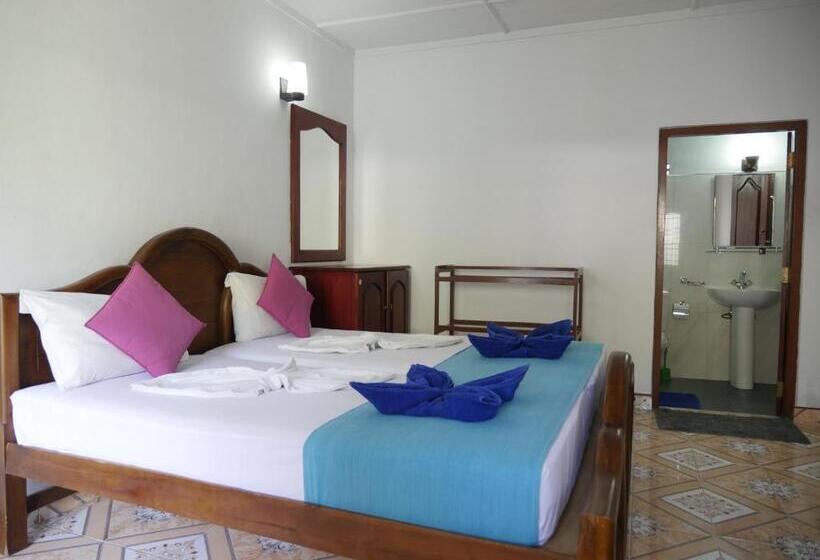 פנסיון Ocean View Tourist Guest House At Negombo Beach