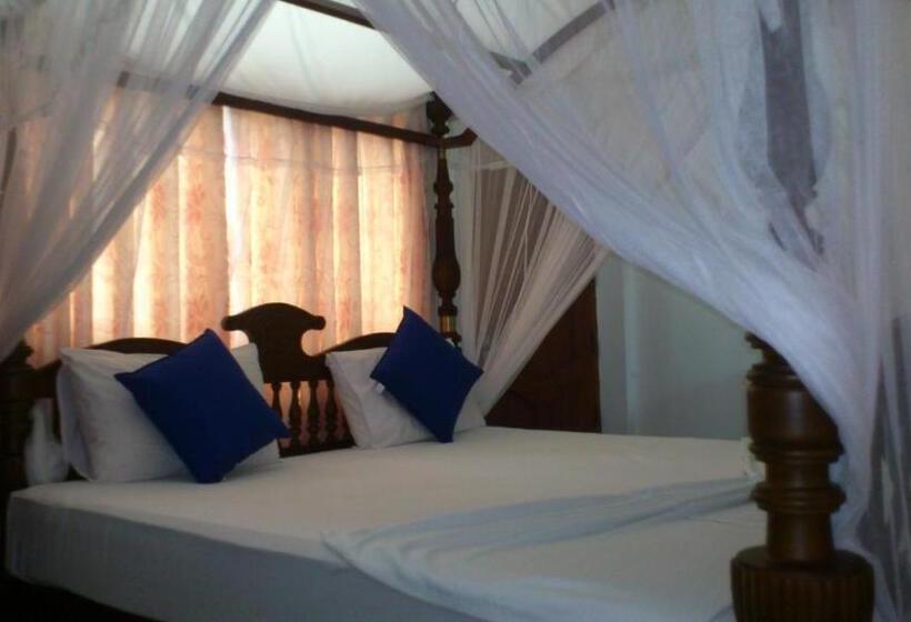 פנסיון Ocean View Tourist Guest House At Negombo Beach