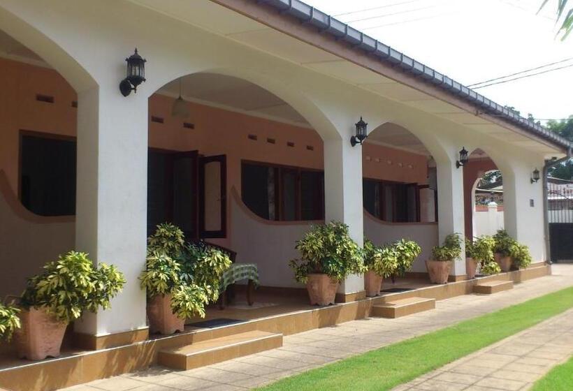 פנסיון Ocean View Tourist Guest House At Negombo Beach