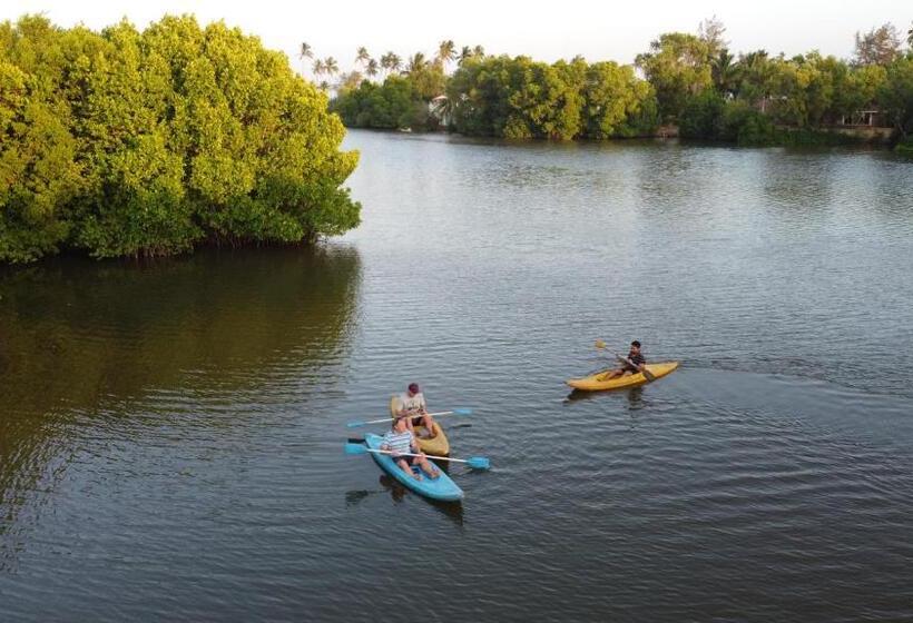 호텔 Ganesh Garden Beach Cabanas