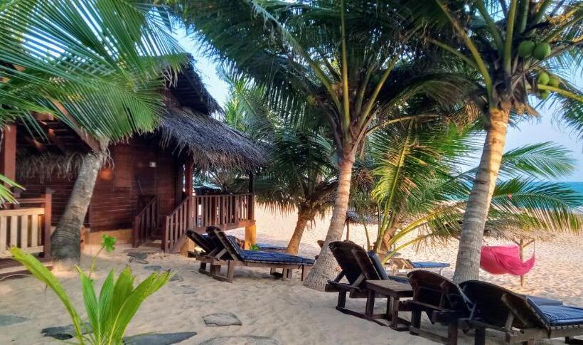 호텔 Ganesh Garden Beach Cabanas