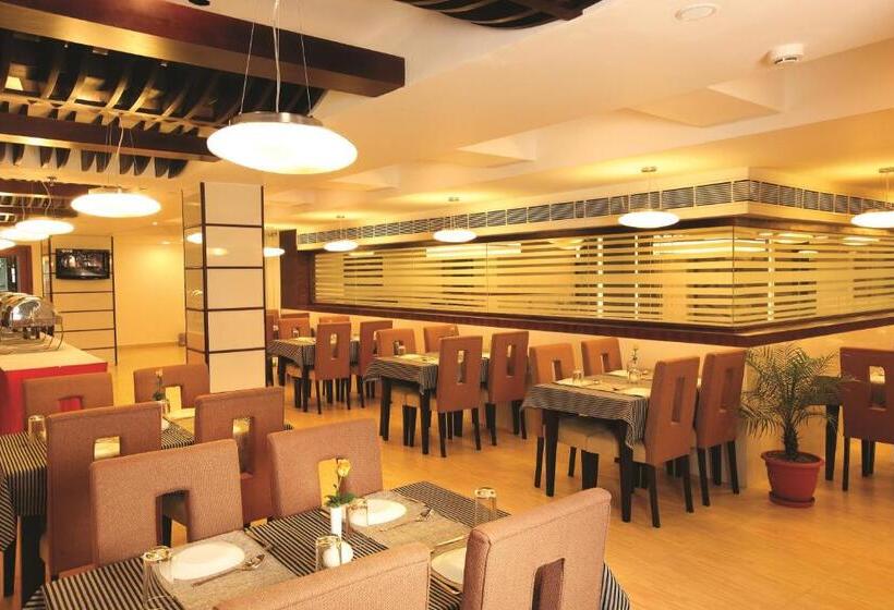 Holiday Vista Thekkady A Premium Hotel Near Periyar Wild Life Sanctuary With Sky View Pool