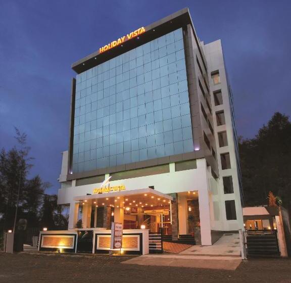 Holiday Vista Thekkady A Premium Hotel Near Periyar Wild Life Sanctuary With Sky View Pool