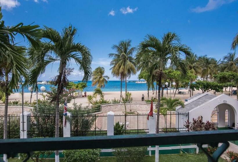 هتل Sandcastles Beach Resort