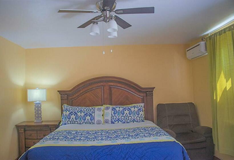 هتل Sandcastles Beach Resort