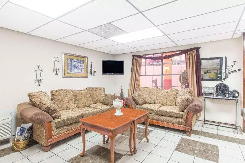 호텔 Days Inn & Suites By Wyndham Marshall