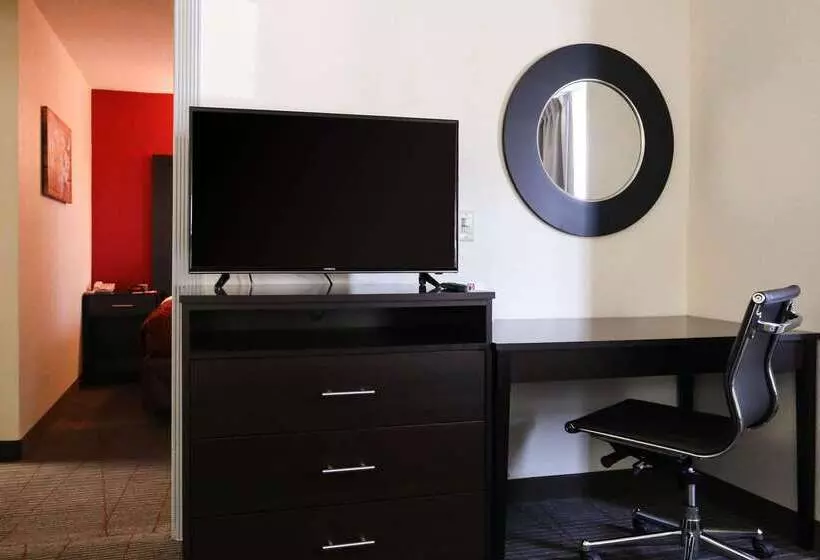 هتل Econo Lodge Inn & Suites