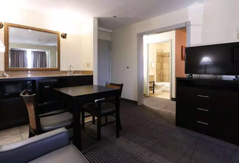 هتل Econo Lodge Inn & Suites