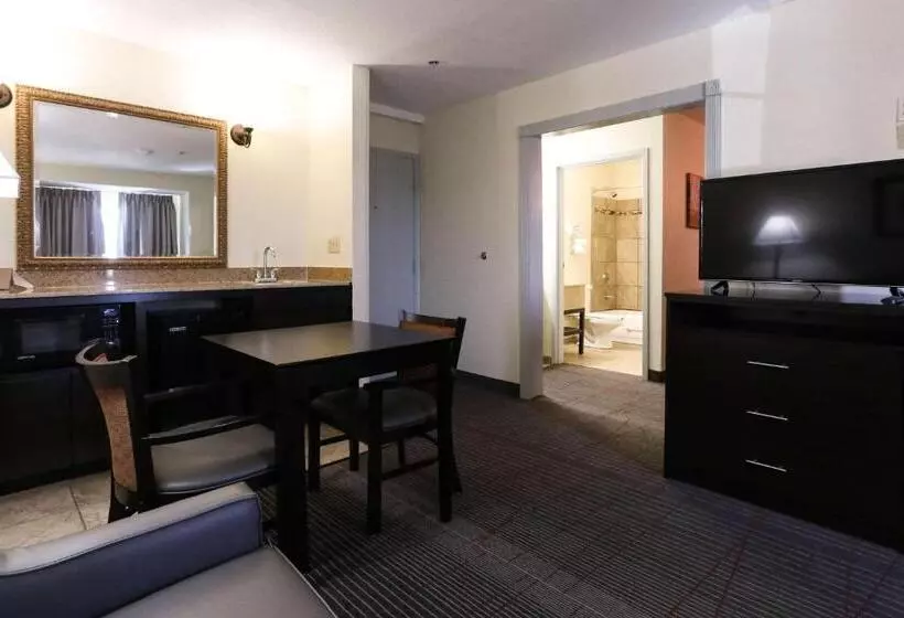 هتل Econo Lodge Inn & Suites