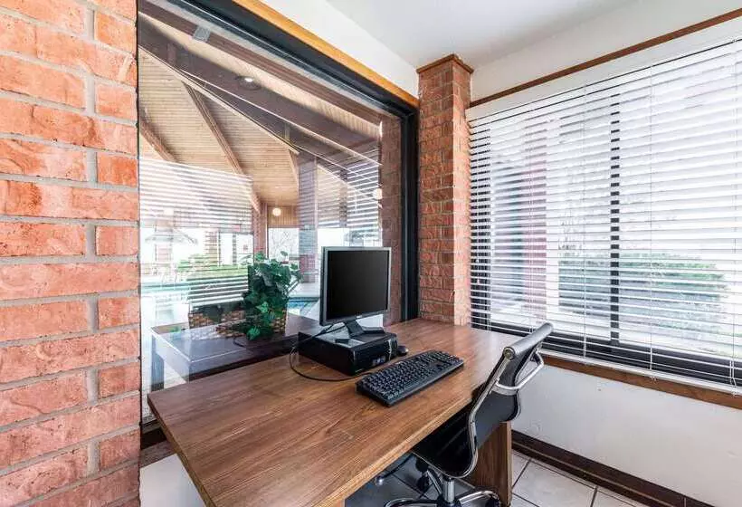 هتل Econo Lodge Inn & Suites