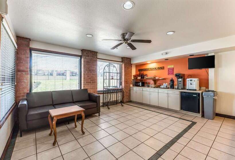 ホテル Econo Lodge Inn & Suites