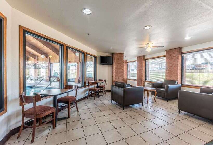 ホテル Econo Lodge Inn & Suites