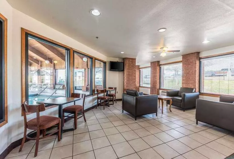 هتل Econo Lodge Inn & Suites