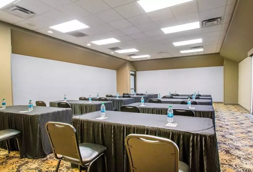 فندق Greenstay Inn & Suites Court View