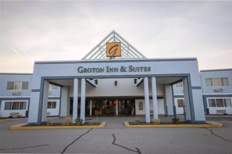 هتل Groton Inn & Suites