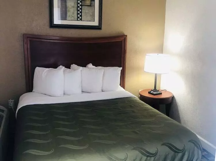 בית מלון כפרי Quail Inn & Suites