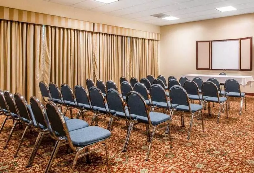 בית מלון כפרי Quality Inn At Town Center