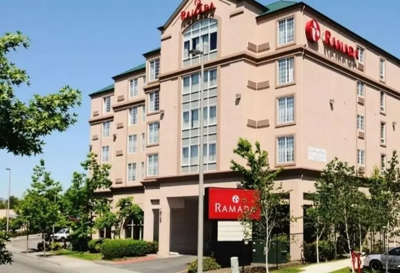 호텔 Ramada By Wyndham Seatac Airport