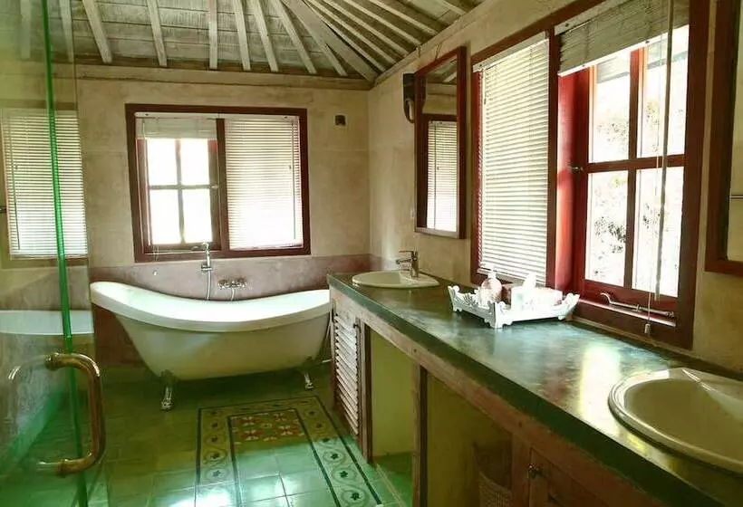 Bed and Breakfast Desa Limasan Resort