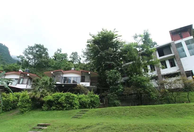 Hotelli Haut Monde Hill Stream Resort And Spa