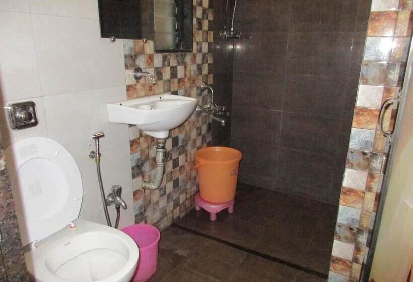 Отель Saroja Palace