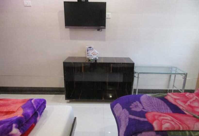 Отель Saroja Palace