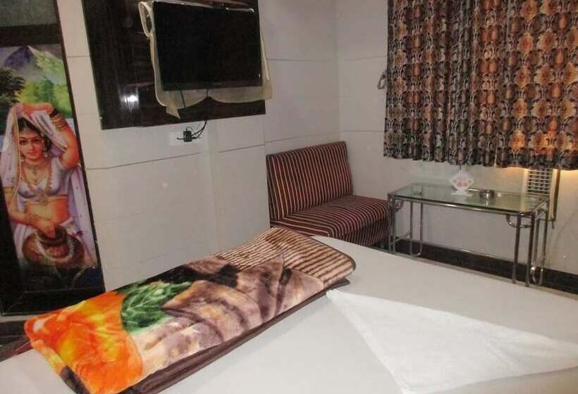 Отель Saroja Palace