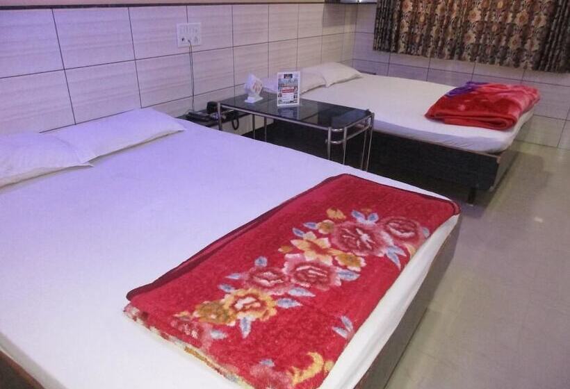 Отель Saroja Palace