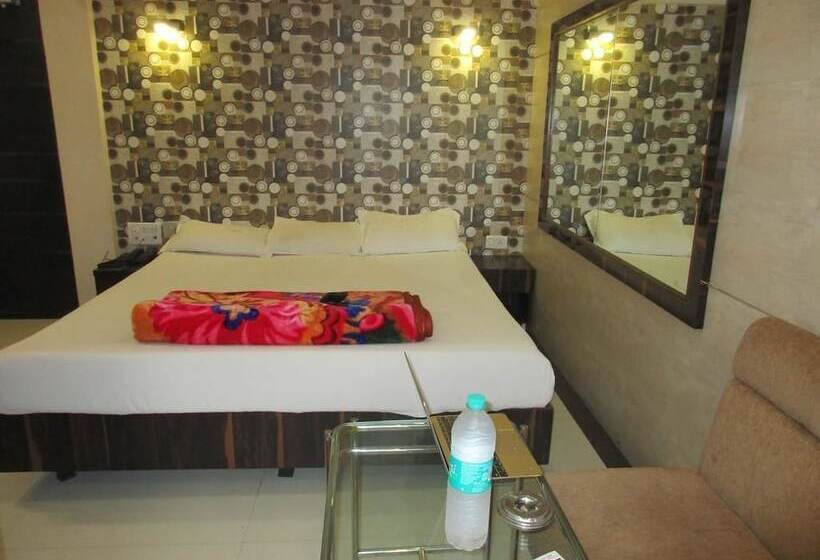 Отель Saroja Palace