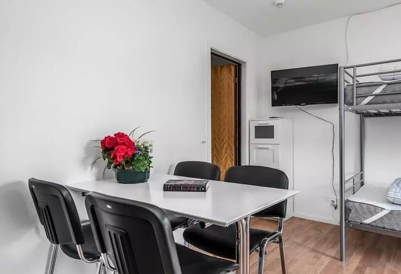 Tallbackens Gård & Vandrarhem   Hostel