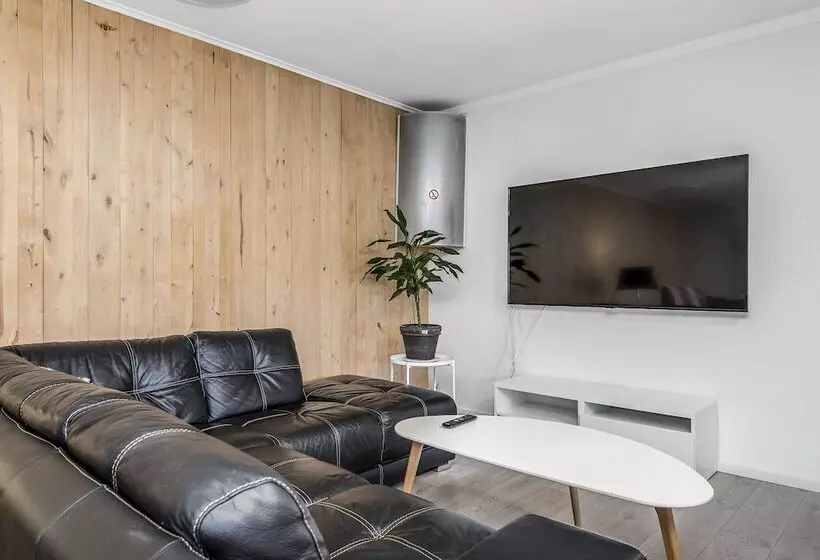 Tallbackens Gård & Vandrarhem   Hostel