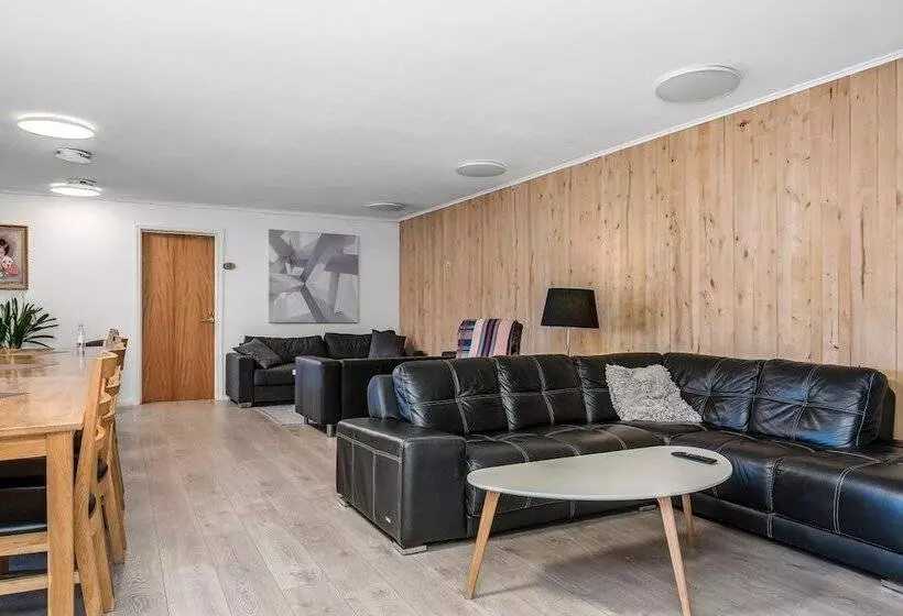 Tallbackens Gård & Vandrarhem   Hostel