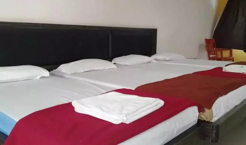 Hotelli Iroomz Hoysala Residency