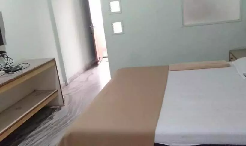 Hotelli Iroomz Hoysala Residency