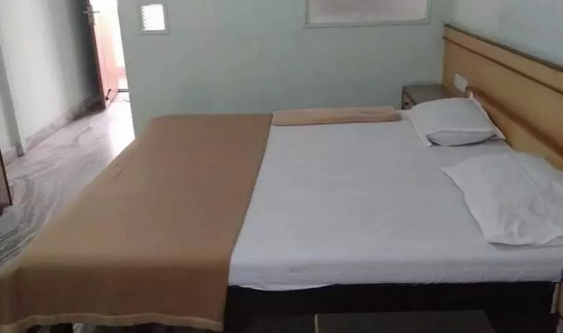 Hotelli Iroomz Hoysala Residency