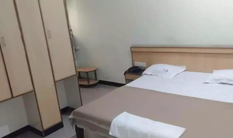 Hotelli Iroomz Hoysala Residency