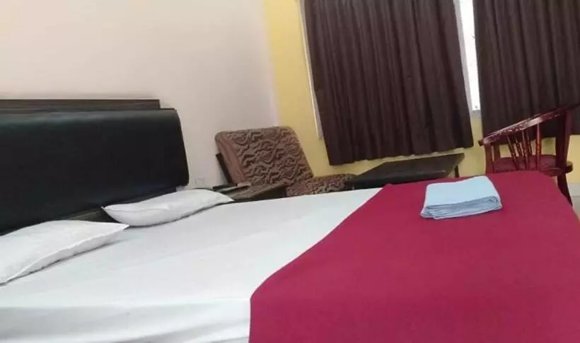 Hotelli Iroomz Hoysala Residency