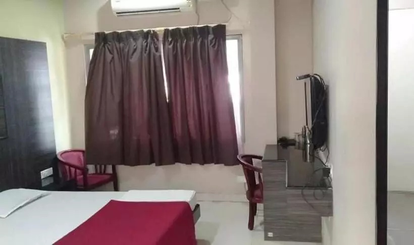 Hotelli Iroomz Hoysala Residency