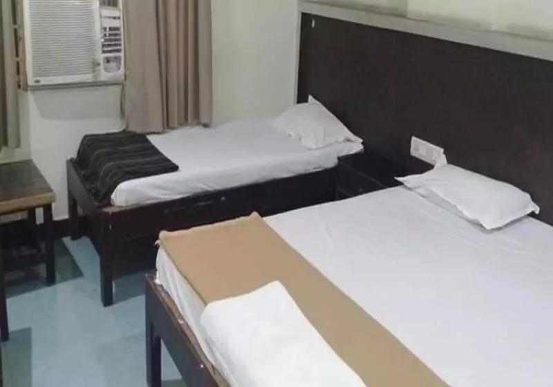 Hotelli Iroomz Hoysala Residency