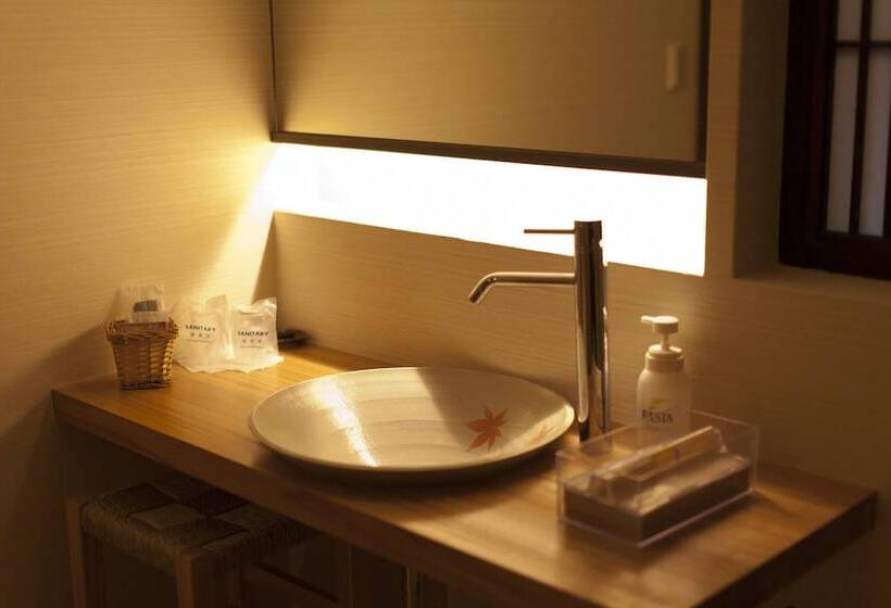 Ryokan Gokuraku Onsen Takumi No Yado