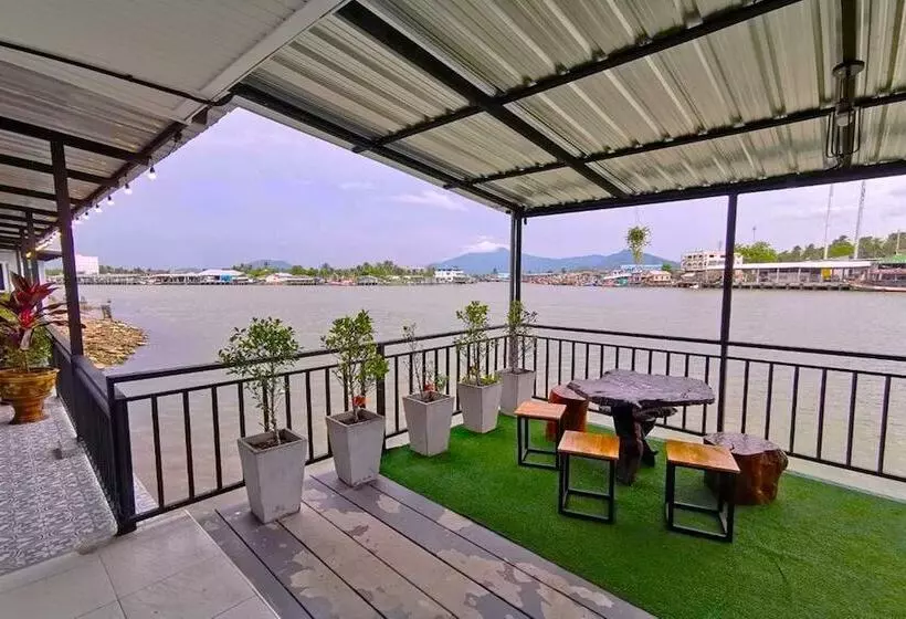 Hotelli Chaiyai River Front