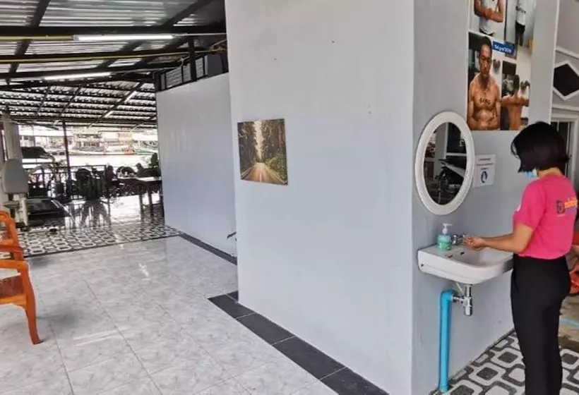 Hotelli Chaiyai River Front