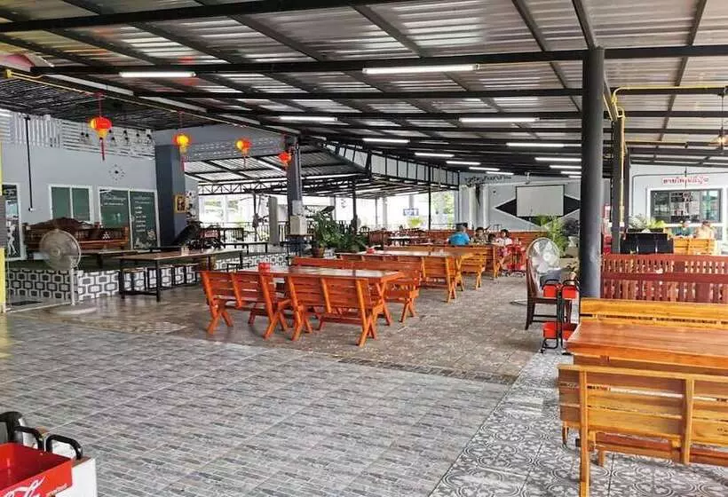 Hotelli Chaiyai River Front