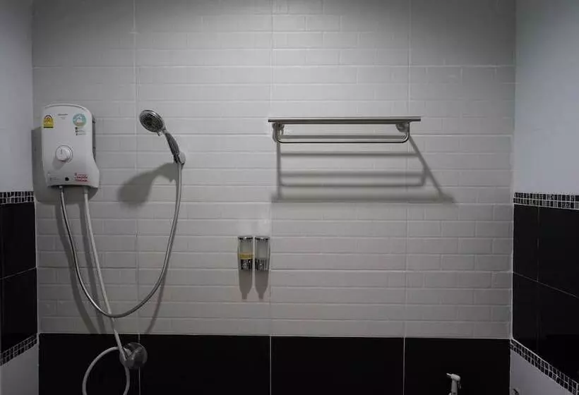 Hotelli Chaiyai River Front